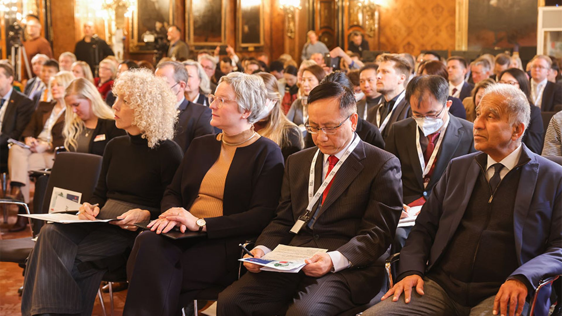 Jennifer Morgan, Almut Möller, Cong Wu, Prof. Dr. Mojib Latif sitzen im Publikum