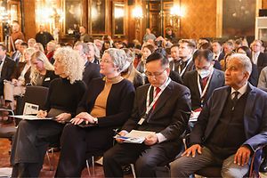 Jennifer Morgan, Almut Möller, Cong Wu, Prof. Dr. Mojib Latif sitzen im Publikum