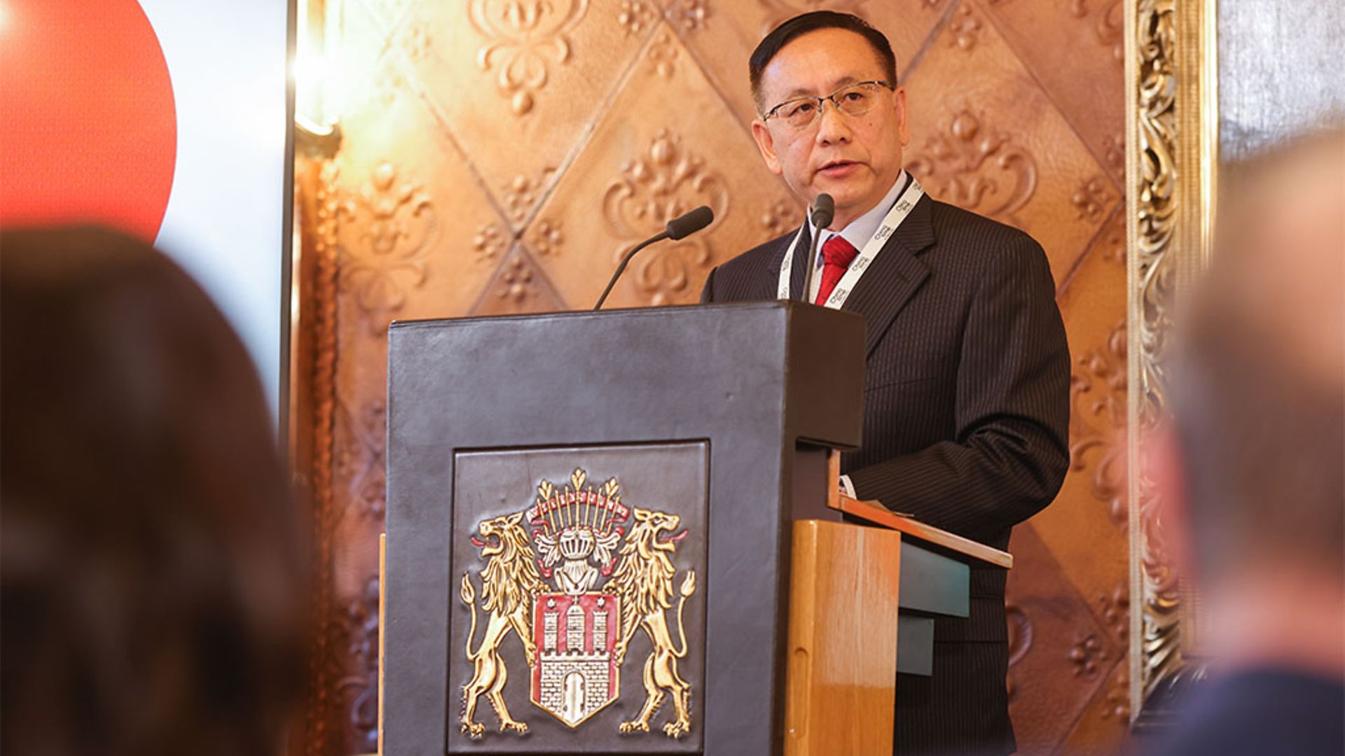 Cong Wu spricht am Rednerpult