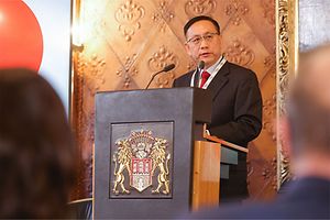 Cong Wu spricht am Rednerpult