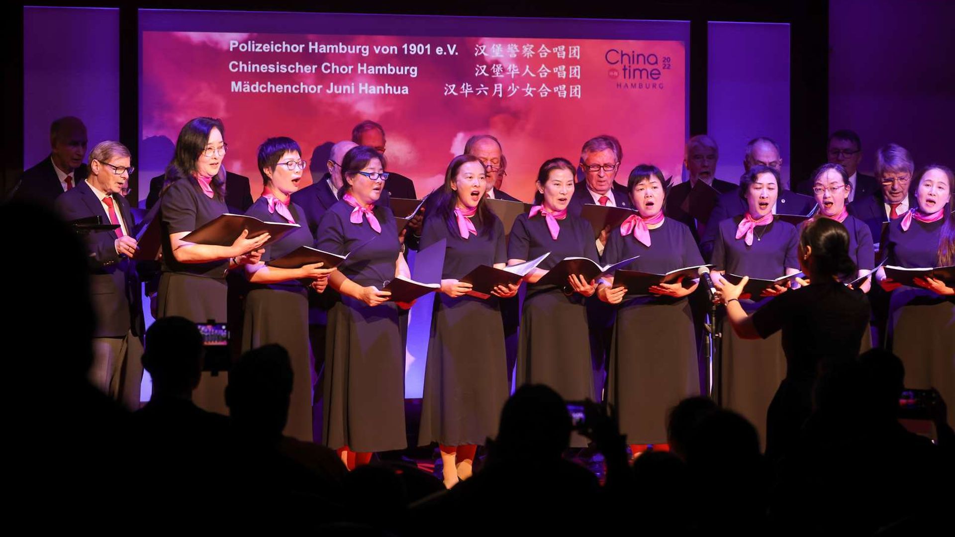 Polizeichor Hamburg, Chinesischer Chor Hamburg, Mädchenchor Juni Hanhua singen gemeinsam